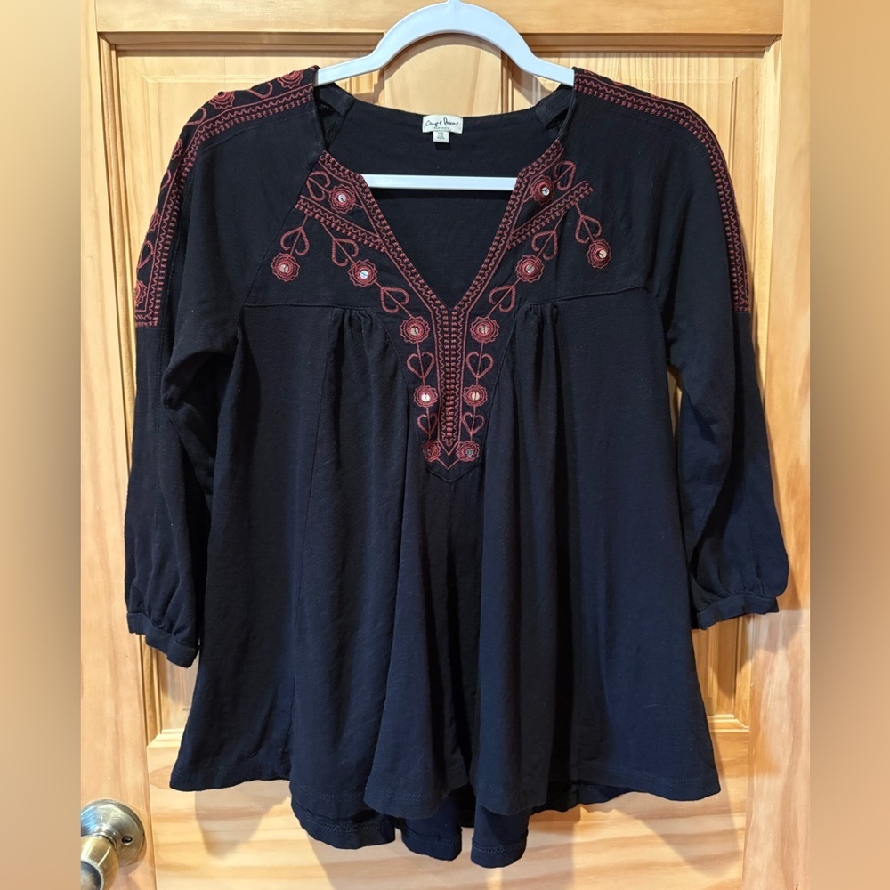 Chip & Pepper 3/4-sleeve V-neck top with red embroidery detail women’s XS